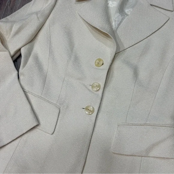 ✨ NWT Tahari Cream Blazer – Classic Tailored Fit, Size 10P - Picture 3 of 13